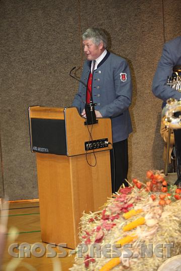 2009.10.25_20.09.22_01.jpg - Musikvereinsobmann Josef Wieser hielt die Er�ffnungsansprache.