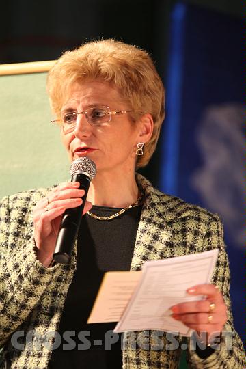 2010.06.26_19.03.34.jpg - VS-Direktorin Beate  Heuras bei ihrer Begr��ungsrede.