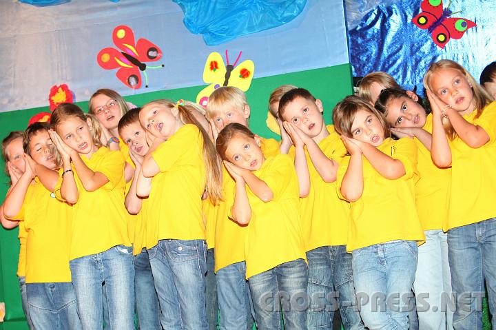 2010.06.26_19.16.46.jpg - Die Kinder des Volksschulchores singen: "Wenn wir lachen, wenn wir tr�umen, oder wenn wir traurig sind: wo w�r'n wir ohne Musik?"
