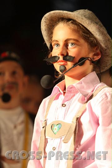 2010.06.26_19.47.12.jpg - Der F�rster (Laura Artner) versucht, den Baum durch Gie�en zu retten.