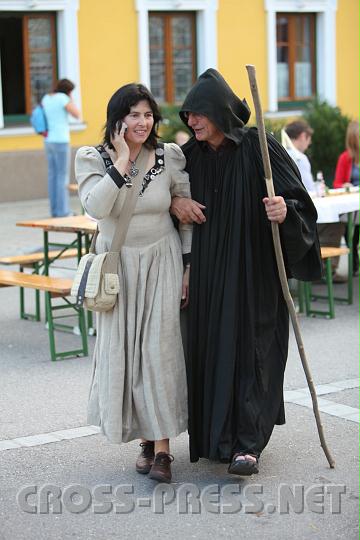 2010.09.11_18.21.30.jpg - "P.Franz" versucht unsere gestresste Managerin, die nicht mal im Mittelalter auf Handyfonieren verzichten kann, zu bekehren.  ;)