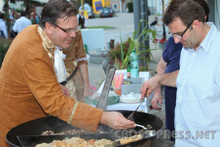 2010.09.11_18.51.57.jpg - Hofwirt Heinz inspiziert das mittelalterliche Blunzengr�stl von Hans.  ;)