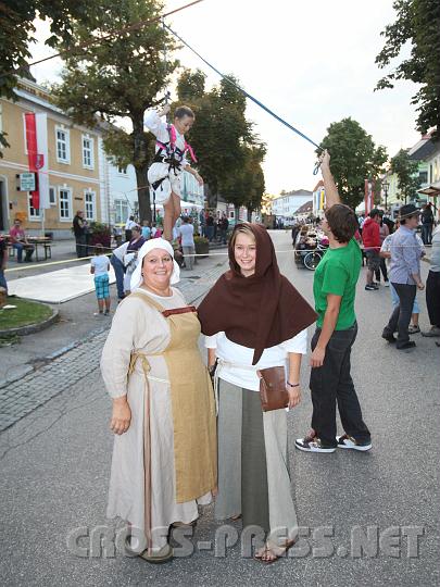 2010.09.11_18.38.14.jpg - Viele B�rger kamen in stilgerechter Kleidung. Im Hintergrund bem�ht sich eine Seilt�nzerin - ein Sport der heute als "Slacklining" wieder "in" ist.