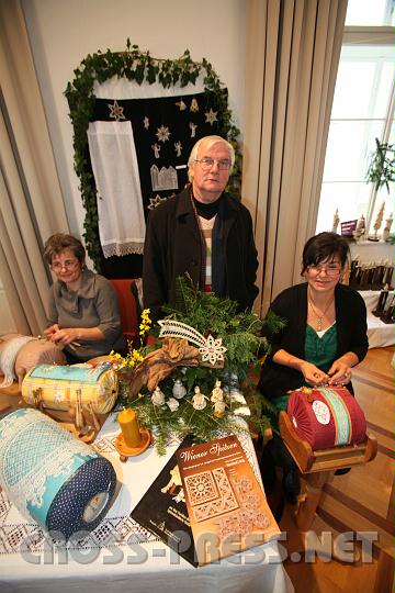 2010.11.28_12.09.15.jpg - Auch Haus-, pardon: Schlossherr B�rgermeister OSR Gerhard Wieser setzt sich f�r die Erhaltung der alten handwerklichen Kunstfertigkeiten ein, hier die Kl�ppeltechnik.