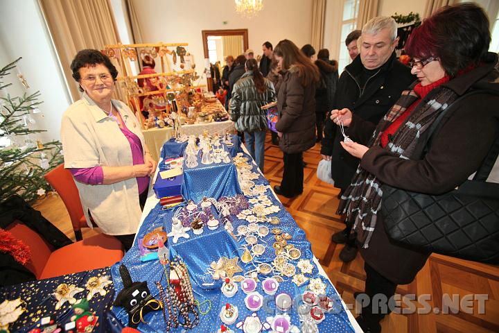 2010.11.28_12.09.51.jpg - Geh�kelter Christbaumschmuck ist immer beliebt.