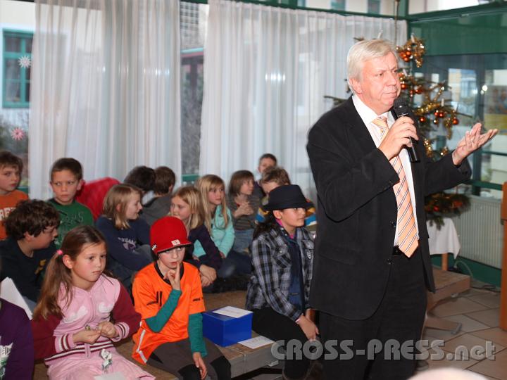 2011.12.22_16.44.59.jpg - LAbg. Johann Heuras hält ebenfalls eine Ansprache.