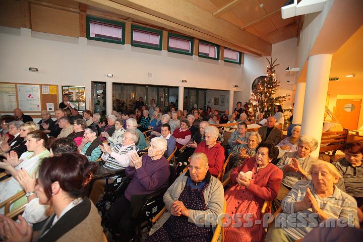2011.12.22_16.48.26.jpg - Den Heimbewohnern hat's gefallen!