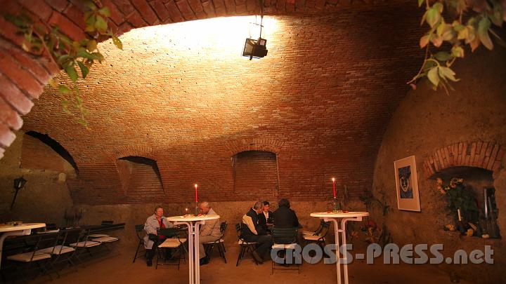 2012.10.13_17.33.25.jpg - Gemütliches Plaudern im Kellergewölbe.