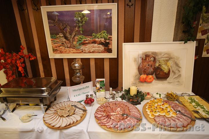 2012.10.13_17.37.45.jpg - Mostviertler Jausen-Spezialitäten vor mediterranen Motiven.