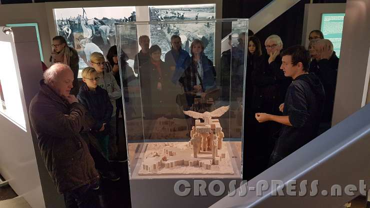 2016.10.29_09.23.52.jpg - Propaganda-Projektarbeit eines Schülers