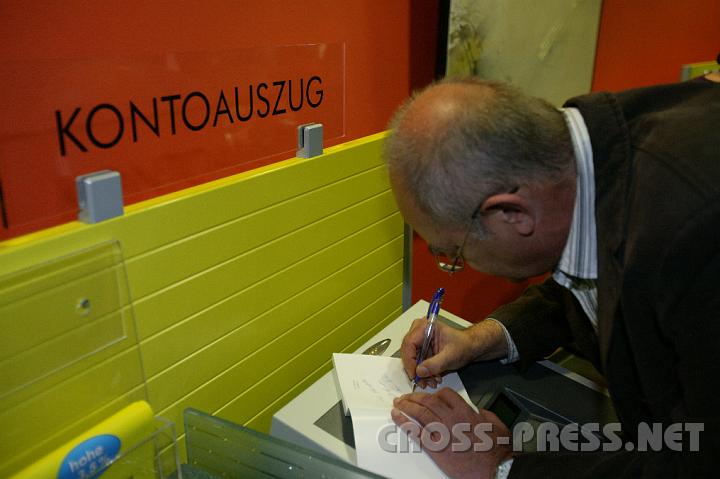 2008.11.14_21.45.24.JPG - Statt Kontoausz�gen werden hier diesmal handsignierte B�cher ausgegeben.