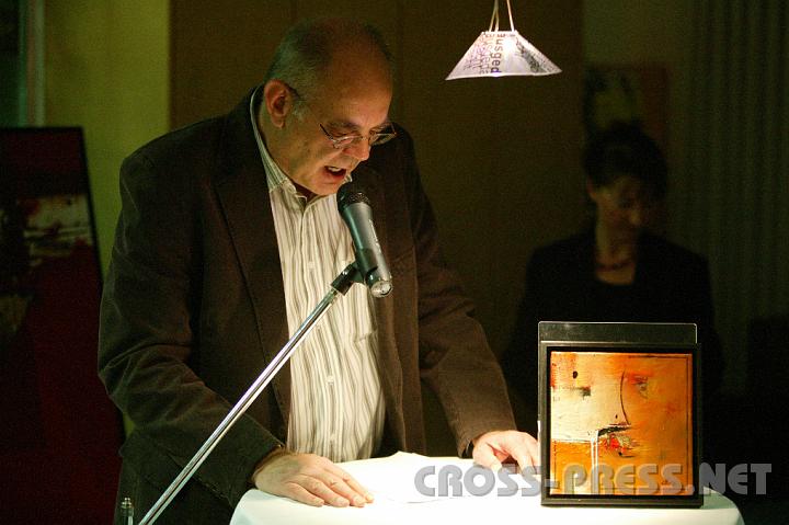 2008.11.14_21.13.31.JPG - Karl Hiesberger liest aus seinem Erstlingslyrikband "ausgedacht".  Vorne und hinten Acrylbilder der K�nstlerin Renate Kaiser.
