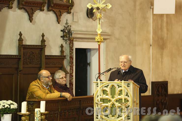 2015.11.07_18.40.58.JPG - Altpfarrer Anton Högl begrüßt die Referenten.