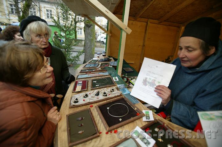 2008.12.13_13.36.06.JPG - Auch das Schmuckatelier Kana'art war mit einer Kollektion vom "Lavra Christgarten" vertreten.