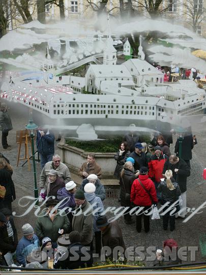 2008.12.13_12.49.54.JPG - Der Blick durch das kunstvoll gravierte Klostergasthof-Fenster vermittelt den Eindruck eines schneebedeckten Adventmarkts.