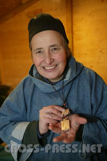2008.12.13_13.43.05.JPG - Auch als Nonne kann man heutzutage technisch "up-to-date" sein.  Schwester Damienne von der Eremitengemeinschaft des Hl. Chariton in Sallapulka tr�gt einen modernen und dem Zweck entsprechend gestylten USB-Stick mit dem darauf gespeicherten Evangelium.