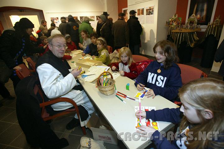 2008.12.13_14.22.48.JPG - P. Walter bastelt mit Kindern Krippenfiguren aus Papier.  Rundherum gab es eine Papierkrippen-Ausstellung.