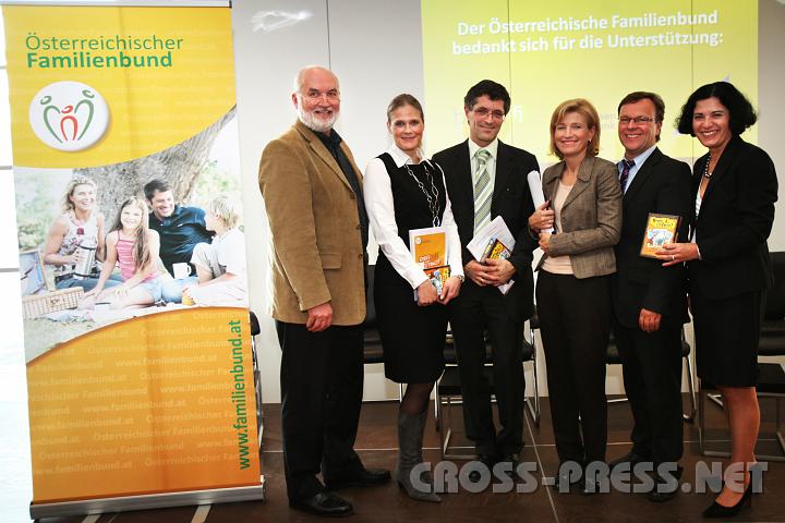 2010.03.22_14.39.34_01.jpg - v.l.n.r.: Mag.Klaus Daubeck, Landesvorsitzender des Wiener Familienbundes; Mag.Christine Berendt, Gesch�ftsf�hrerin der Bernit GesmbH Stra�walchen; Dr. Michael S�r�s, Landesschulinspektor f�r AHS in Wien; Dr.Martina Salomon, Ressortleiterin Innenpolitik "Die Presse"; Michael Fritz, Gesch�ftsf�hrer des Transferzentrums f�r Neurowissenschaften und Lernen (ZNL) der Universit�t Ulm; LAbg.Andrea Gottweis, Pr�sidentin des �sterreichischen Familienbundes.