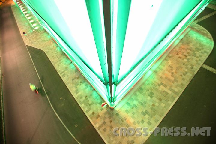 2010.07.01_22.15.19.jpg - Wie ein (Weltraum-) Schiff wirkt das Ars Electronica Center durch seine steilen Kanten.