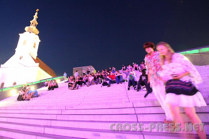 2010.07.01_22.19.02.jpg - Das Nightlife in Linz spielt sich zum Teil auf der Treppe des AEC ab.