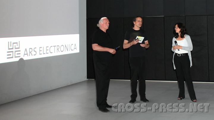 2010.07.01_20.08.26.jpg - Starfotograf Lois Lammerhuber, Gerfried Stocker (K�nstlerischer Leiter des AEC) und Dr.Jaqueline Thommes (Kunsthistorikerin) als "Schiedsrichter" im Match zw. modernen und klassischen Models und deren Darstellungen.