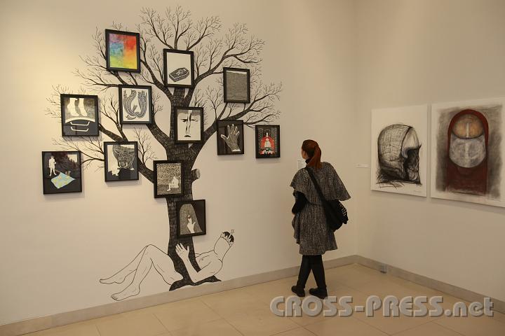 2013.02.23_17.54.35.jpg - "wunderbäumchen", 2012, Wandzeichnung, Acrylfarbe und Tuschestift, mit 12 gerahmten Zeichnungen von Moussa Kone.