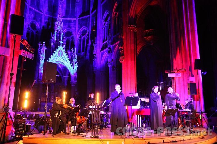 2013.03.17_20.11.10.jpg - Rex Gloriae" - diesen Hoheitstitel Gottes - spricht der Beter im Psalm 24 aus. Er nennt Gott den König der Herrlichkeit, der in die Stadt Jerusalem Einzug halten will. Der "Rex Gloriae" möchte auch bei jedem Einzelnen von uns einziehen.