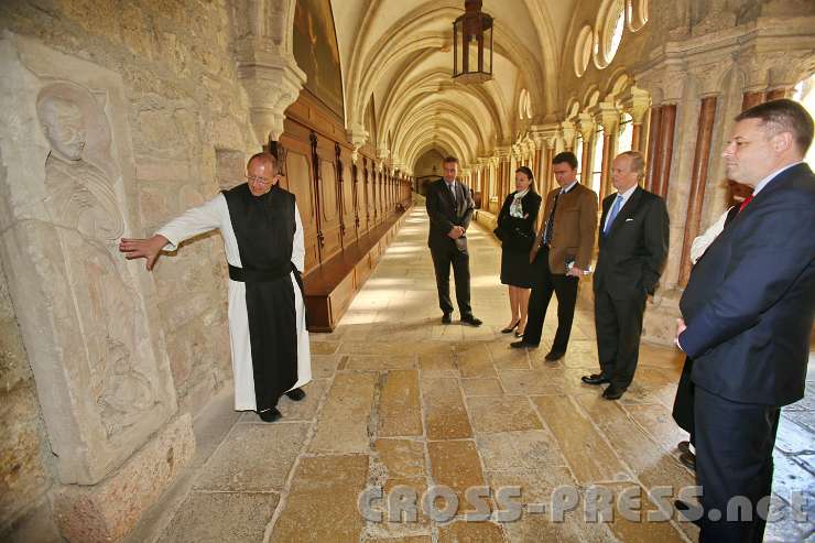 2014.03.27_11.46.34.jpg - Rektor P.Karl Wallner fühtr die Ehrengäste durch das Stift.