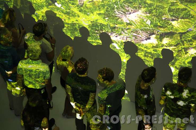 2015.08.31_19.35.12.JPG - Ein Bildschierm von 16x9 m. Einzelne Pixeln sieht man erst im Abstand vpn ca. 30 cm.