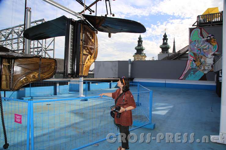 2016.07.08_17.43.35.JPG - "Fliegende Flügel", die Besucher zum Flattern bewegen können. ("Flügelengel", Georg Nussbaumer)