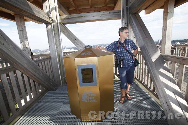 2016.07.08_18.03.02_02.JPG - Wie ein Lift rauf und runter fahrende Lautsprecher, aus welchen Sanctus im Choral sowie Werke zeitgenössischer Komponisten ertönen, ist die Installation "Die Logik der Engel" vom ORF.