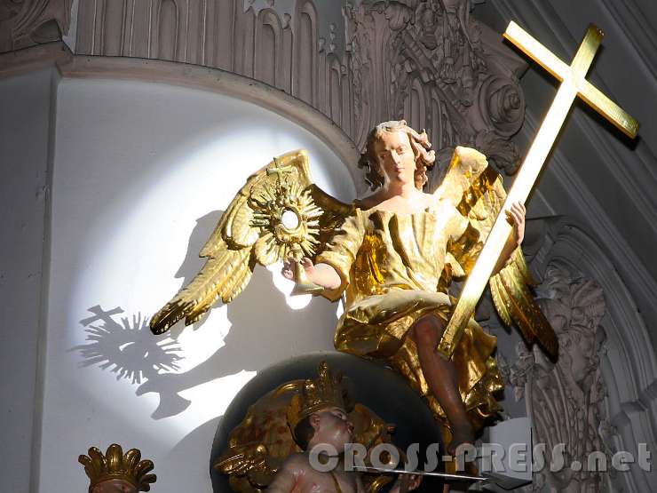 2016.07.08_19.19.55_c.JPG - In der Ursulinenkirche kann der Besucher auf einem großen Touchtablet starke Spotlights auf diverse Kunstwerke in der Kirche navigieren.