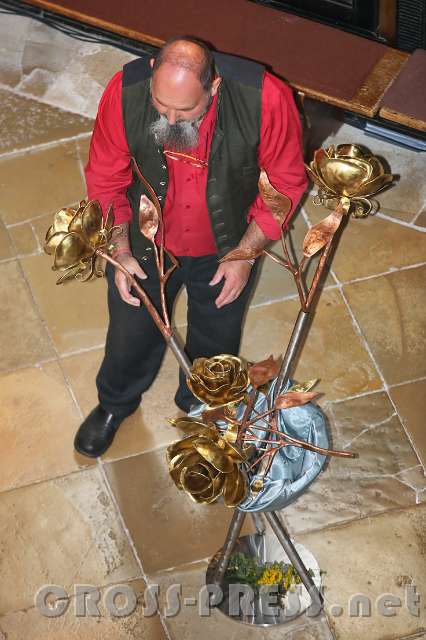 2016.09.04_14.34.14.JPG - Pius Frank steckt die geschmiedeten Rosen in ihren Ständer.