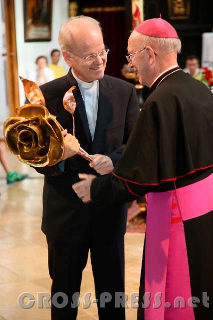 2016.09.04_16.36.02.JPG - Bischof DDr. Klaus Küng verleiht Friedensrose an P.Paul Siegl.