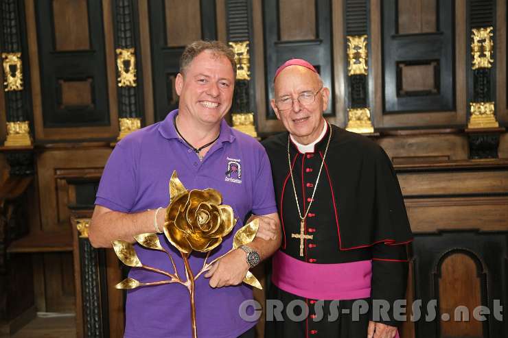 2016.09.04_17.19.06.JPG - Stefan Radinger durfte den Anerkennungspreis für die Passionsspielgemeinschaft Dorfstetten in Empfang nehmen.