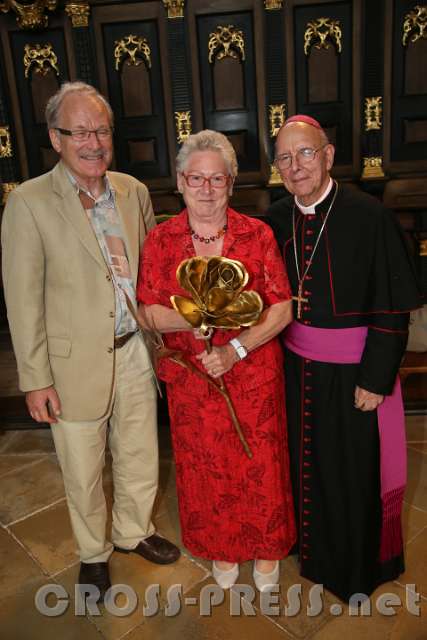 2016.09.04_17.20.06_10.JPG - Bischof Küng mit dem Ehepaar Kastner, die Elisabeth Rötzer vertraten. Sie erhielt die Friedensrose in der Kategorie "Lebensschutz" als Leiterin des Instituts "INER" (Institut für Natürliche Empfängnisregelung).