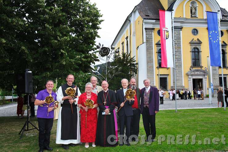 2016.09.04_17.30.08.JPG - Die Preisträger der Friedensrose 2016 mit Diözesanbischof  DDr. Klaus Küng: Stefan Radinger, Pater Dr. Karl Wallner, Monika und Martin Kastner, Pater Paul Maria Sigl, Initiator Pius Frank und Festredner Hofrat Dr. Josef Abfalter.(v.l.n.r.)