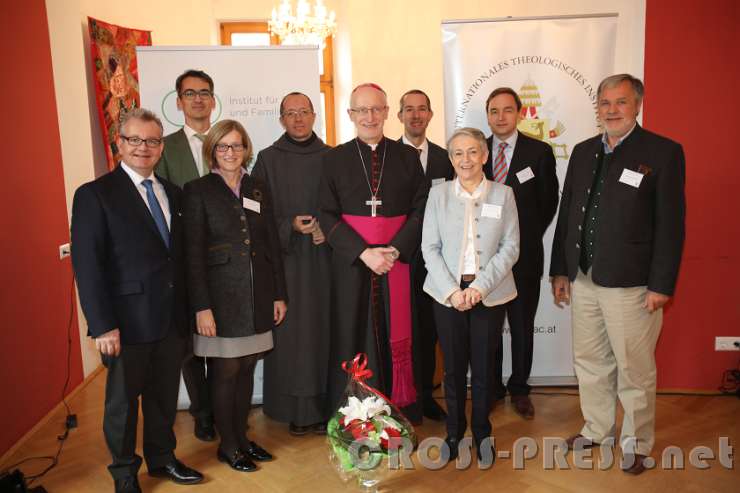 2017.01.21_13.21.17.JPG - Vorne, v.l.n.r.: Corbin und Birgit Gams, P.Luc Emmerich, Weihbischof Dr.Franz Scharl, Martine und  Jürgen Liminski; dahinter, v.l.n.r.: Mag.Johannes Reinprecht, Dr.Michael Wladika und Dr. Christiaan Alting von Geusau, Rektor des ITI.