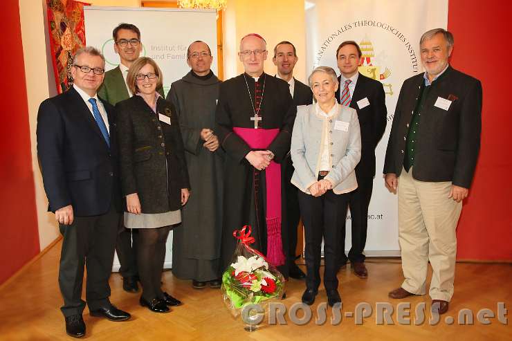 2017.01.21_13.21.40.JPG - Vorne, v.l.n.r.: Corbin und Birgit Gams, P.Luc Emmerich, Weihbischof Dr.Franz Scharl, Martine und  Jürgen Liminski; dahinter, v.l.n.r.: Mag.Johannes Reinprecht, Dr.Michael Wladika und Dr. Christiaan Alting von Geusau.
