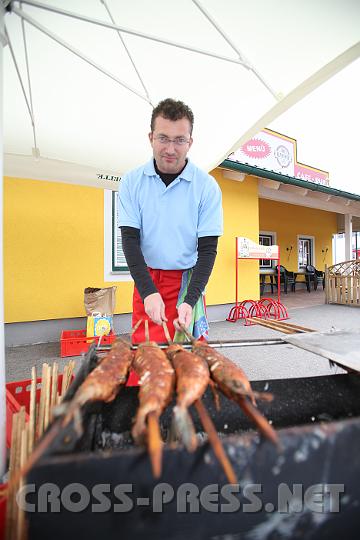 2009.05.15_13.40.26.jpg - Das sind "�ko-Steckerlfische", denn "ich bin Radl gefahren, als ich sie geholt habe", so der Gastwirt. ;)