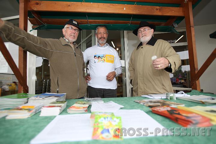 2009.05.15_15.36.31.jpg - Die beiden Umweltgemeinder�te Franz Mottl (St.Peter/Au, links) und OSR Karl Maurer (Seitenstetten, rechts) mit GGR Josef Gro�eiber (Seitenstetten) beim gemeinsamen Info-Stand.