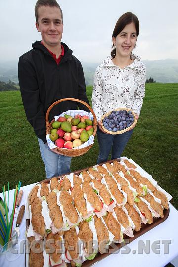 2009.09.25_10.12.41.jpg - Zum Bodenunterricht geh�rt auch Bodenst�ndiges.  Werner Dorner und Michaela Mitterb�ck vom gleichnamigen Gasthaus in St.Michael.