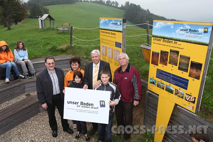 2009.09.25_09.54.14.jpg - HS Dir.Erich Greiner, Klassenvorstand Rosemarie G�lzner , LR Mag. Johann Heuras, Bgm. Gerhard Wieser mit den Klassensprechern der 3a Sandra Strini und Konstantin Br�u.
