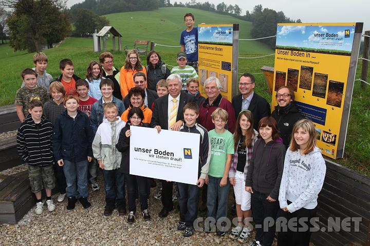 2009.09.25_09.56.10.jpg - Die Sch�ler der 3a Klasse der HS St.Peter genossen die erste offizielle Unterrichtsstunde in der "Freiluftklasse" trotz des regnerischen Wetters.  HS Dir.Erich Greiner (3. Reihe Mitte), Klassenvorstand Rosemarie G�lzner (2. Reihe), LR Mag. Johann Heuras (Mitte), Bgm. Gerhard Wieser, Dr. Erwin Szlezak, Leiter der N�-Bodenkampagne, Dr.Alex Dellantonio von der BoKu Wien.