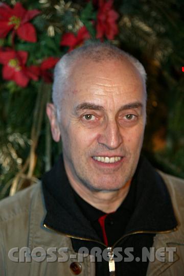 2007-12-06_15.53.42.JPG - Peter Brait, Pensionist, Amstetten:   Mir gef�llt er im Gro�en und Ganzen recht gut, nur ein Kritikpunkt w�re: es fehlen Standl mit Kunsthandwerk. hier sind ja in erster Linie Sauf- und Fress-Buden.   Doch da gibt�s zumindest was Bodenst�ndiges.