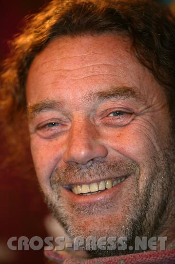 2007-12-06_16.13.14.JPG - Peter Bachler, K�nstler, Amstetten:   Also, unter Christkindlmarkt stelle ich mir etwas anderes vor.   Ich w�rde ihn kleiner machen, mit vielen Christb�umen, weniger "Gesch�ft um�s Fest", sinnentleert.    Punsch und Gl�hwein sollen doch nicht das Wichtigste sein zu Weihnachten.