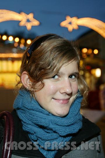 2007-12-06_16.36.07_01.JPG - Angelika  Schoder, Sch�lerin, Stephanshart:

Er ist zwar klein im Vergleich zu anderen M�rkten, doch find ich die Atmosph�re recht angenehm.   Auch die Auswahl bei den Standln ist interessant. Allerdings w�re er als Advent- und Weihnachtsmarkt sicher noch ausbauf�hig