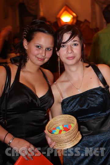 2009.09.26_21.50.06.jpg - Martha Rechberger und Manuela Hagenhuber verkaufen Gl�ckslose.