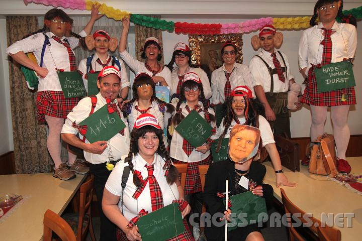 2009.02.24_21.21.24.jpg - Das Team der "Bie�aschdudie" mit "Frau Direktor" Sandra Krendl bewies wirklich au�ergew�hnliche Rechtschreibkenntnisse und belegte damit den 3. Platz in der Gesamtwertung.