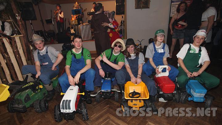 2009.02.24_21.26.11_01.jpg - Den 2. Platz belegte die KJ Ertl dank ihrem hervorragend ausgestatteten Fuhrpark vom Maschinenring.